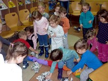 Zabawa w bitwę na gazetowe śnieżki