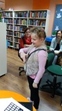 Dziewczynka prezentuje swoje imię w języku migowym