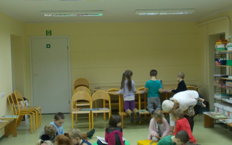 Grupa przedszkolaków zajęta książkami