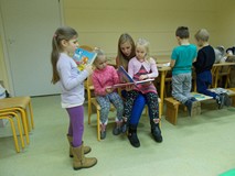 Pani z przedszkola czyta dzieciom