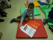 Chłopiec z książką o gigantycznych maszynach