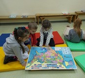 Dzieci nad wielki atlasem geograficznym