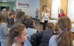 Z-ca dyrektora KBP, Beata Sawa-Jovanoska wita publiczność zgromadzoną na otwarciu wystawy komiks „To