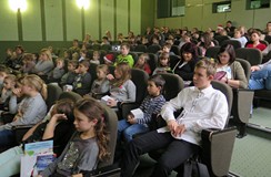 Publiczność zgromadzona na spotkaniu z Arkadym Pawłem Fiedlerem
