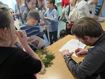 Arkady Paweł Fiedler rozdaje autografy