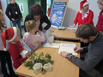 Arkady Paweł Fiedler rozdaje autografy