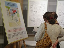 Chętni zwiedzający wystawę „Tomek i tajemnica zaginionego pomnika 