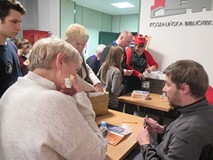 Arkady Paweł Fiedler rozmawia z uczestnikami spotkania