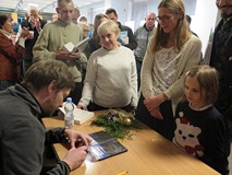 Arkady Paweł Fiedler rozdaje autografy