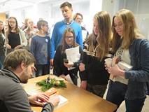 Arkady Paweł Fiedler rozdaje autografy