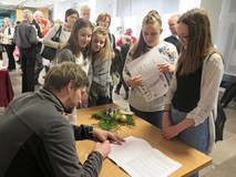 Arkady Paweł Fiedler rozdaje autografy