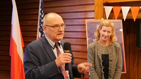 Dyrektor biblioteki wita gości oraz prowadzącą spotkanie Christy Brown