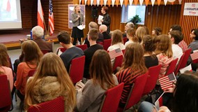 Prezenterka z Ambasady USA Christy Brown