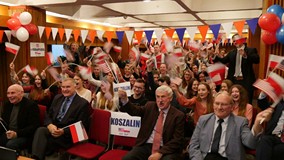 Goscie wiwatują podczas połączenia internetowego z Ambasadorem Paulem Jonesem