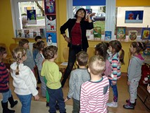 Pani Wiola zamienia się w pomnik? Czyj? Za chwilę dzieci będą naśladować prowadzącą