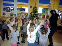 Dzieci unoszą ręce w górę i startują jak RAKIETA W KOSMOS