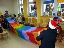 Kominowy test. Dzieci pokonują tunel animacyjny