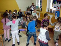 Bitwa na śnieżki z gazetowych kul