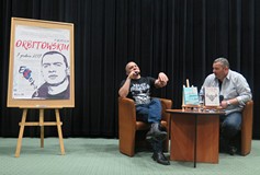 Od lewej: Łukasz Orbitowski, prowadzący spotkanie Piotr Pawłowski