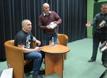 Łukasz Orbitowski rozdaje autografy