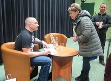 Łukasz Orbitowski rozdaje autografy