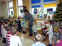 Dzieci stoją w kręgu. Za chwilę będą naśladować ruchy Pani Wioli,na przykład wspinającego się po dra