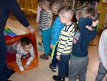 Test na Mikołaja - PRÓBA KOMINA. Dzieci pokonują tunel animacyny