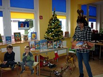 Pani Wiola - na podstawie książki ŚWIĘTA PANA MISIA - opowiada dzieciom historię misia czekającego n