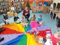 Dzieci oglądają książeczki