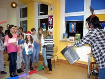 Test na celność - dzieci wrzucają gazetowe kulki do kosza