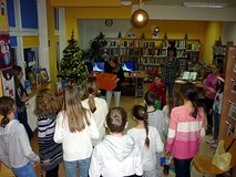 Kolejna konkurencja drużynowa - wrzucanie styropianowych kulek do pudełek