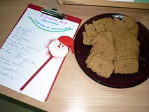 Na początek spotkania - lista obecności i talerz pierniczków od mamy Magdy