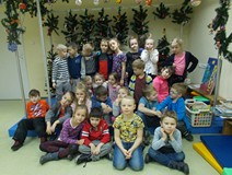 Grupa przedszkolaków pod świąteczną dekoracją