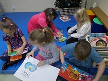 Dzieci oglądają książki