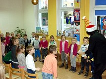 Pani Wiola pokazuje jak chodzi pingwin - dzieci ją naśladują