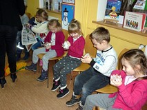 Dzieci zgniatają w kulkę gazety