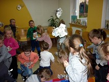 Bitwa na śnieżki z gazetowych kul