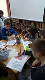 Uczniowie kolorują ilustrację do legendy