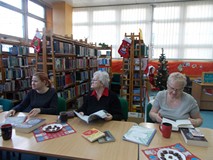 Panie dyskutują o przeczytanej książce