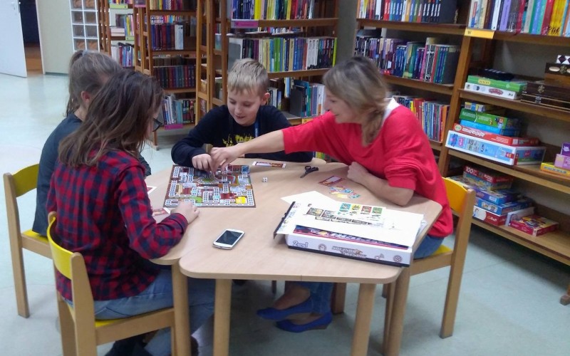 Dzieci przy stoliku z grą planszową