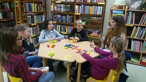 Dzieciaki lubią ze sobą rywalizować w różnych grach i zabawach.