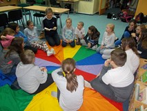 Dzieci poczas wykonywania prac plastycznych