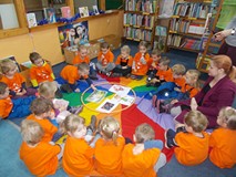 Dzieci odpowiadają na pytania bibliotekarki