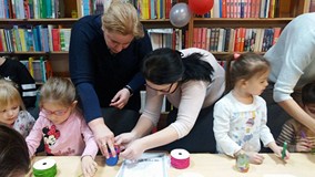 Dzieci wraz z rodzicami przy pracy plastycznej.