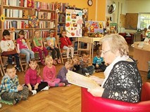 Babcia i dziadek czytają w bibliotece