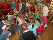 Babcia i dziadek czytają w bibliotece