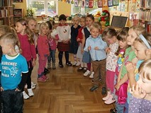Babcia i dziadek czytają w bibliotece