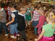 Babcia i dziadek czytają w bibliotece