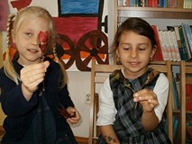 Babcia i dziadek czytają w bibliotece
