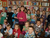 Babcia i dziadek czytają w bibliotece